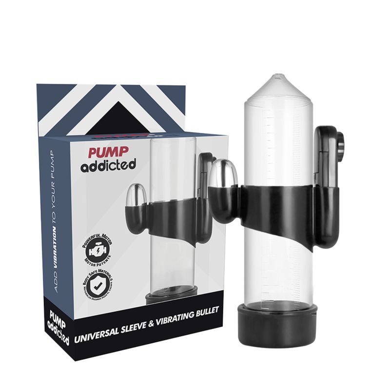 Transparante penis pomp met zwarte accessoires en verpakking. Opschrift: Pump Addicted, Universal Sleeve & Vibrating Bullet.