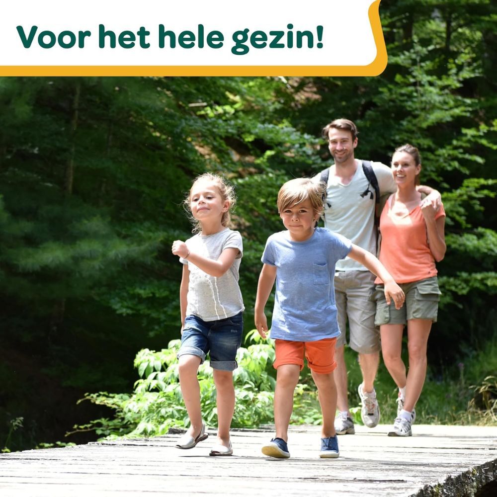 Familie wandelt op een houten loopbrug in het bos. Twee kinderen en twee volwassenen. Tekst: Voor het hele gezin!