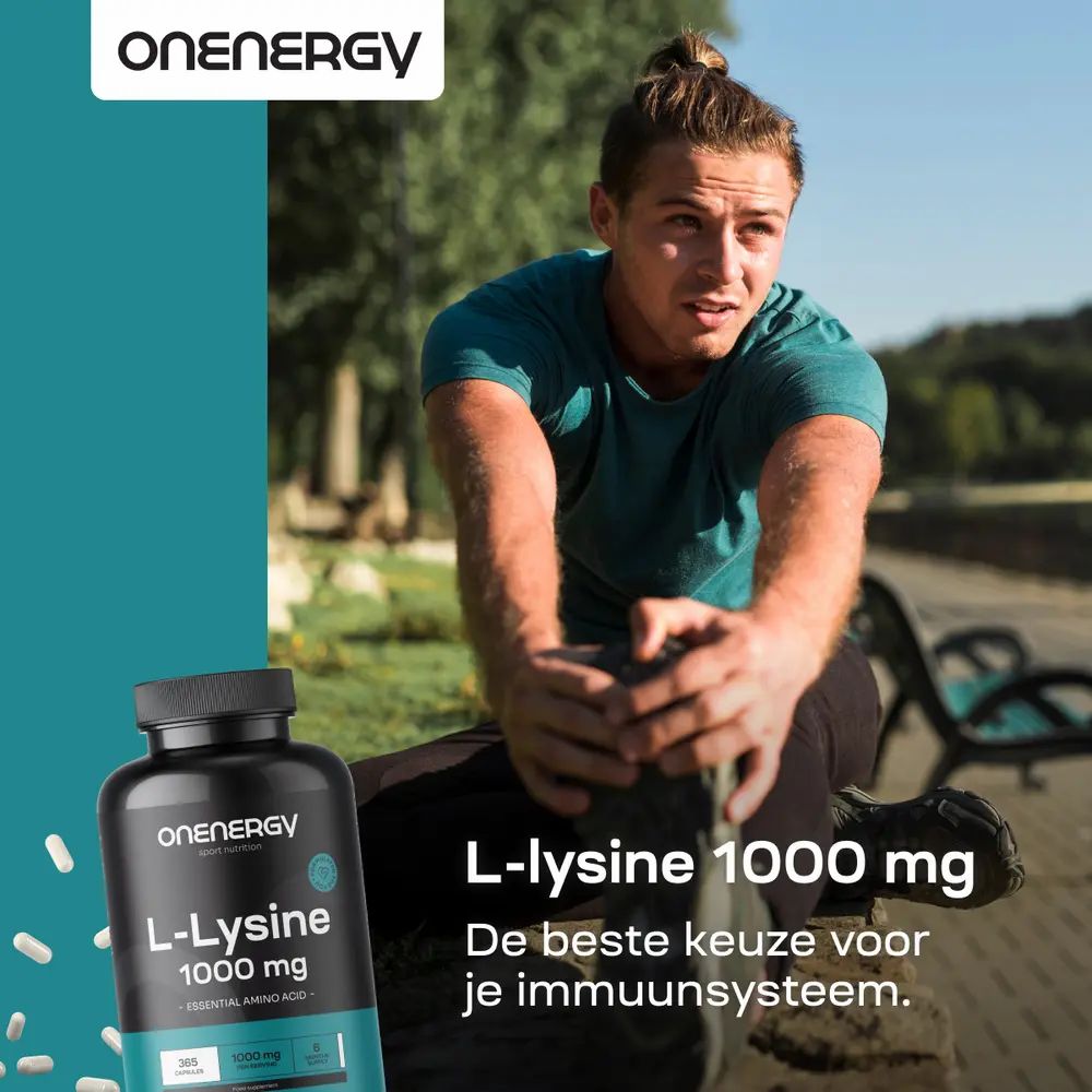 Een man rekt zich buiten uit. Een pot L-Lysine 1000 mg staat linksonder.