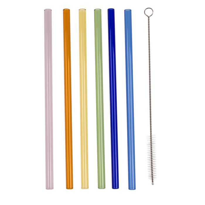 Zes gekleurde glazen rietjes en een schoonmaakborstel. Rietjes in roze, oranje, geel, groen, blauw en donkerblauw.