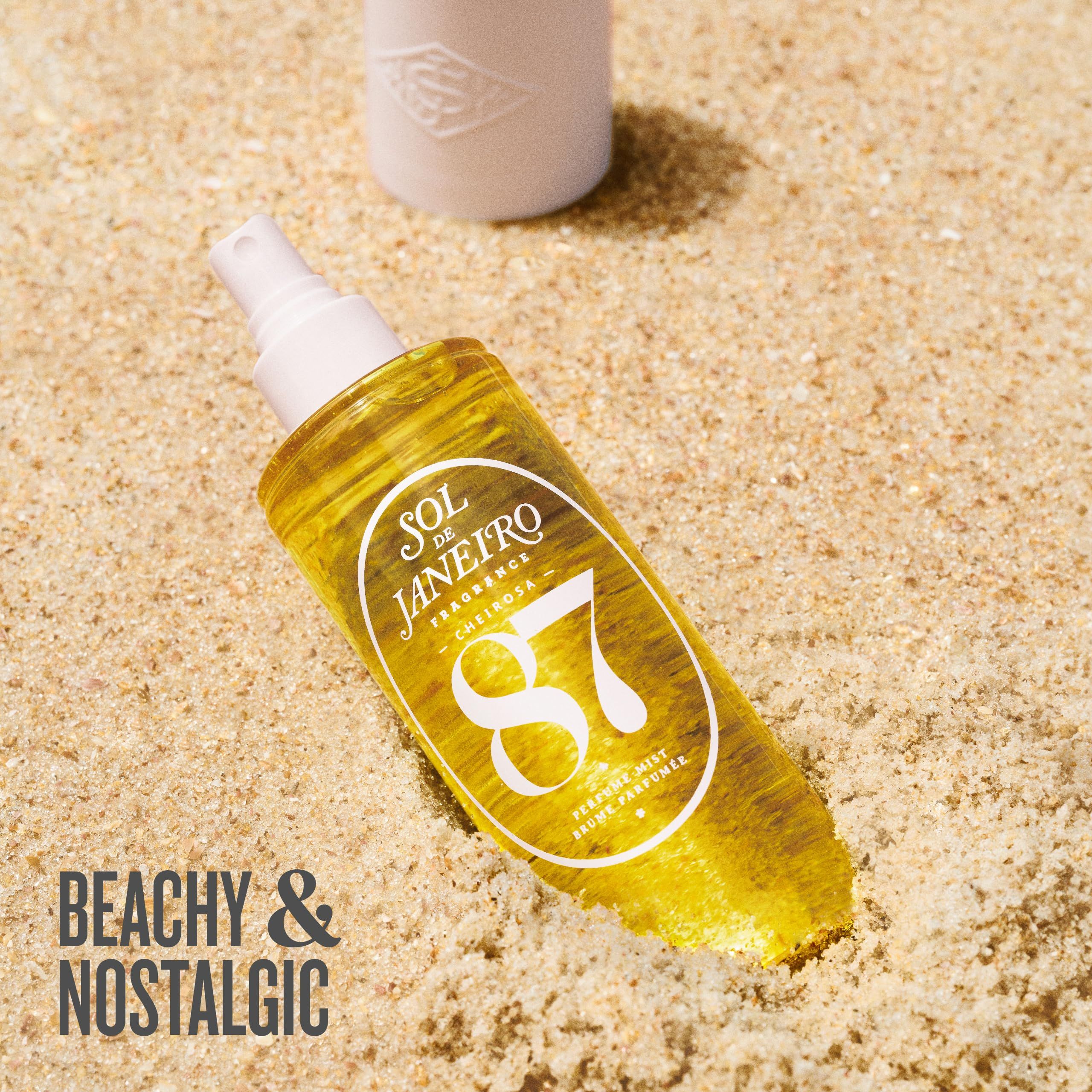 Liquide jaune en flacon sur du sable. Inscription: Sol de Janeiro 87. Brume parfumée. Texte: Beachy & Nostalgic.