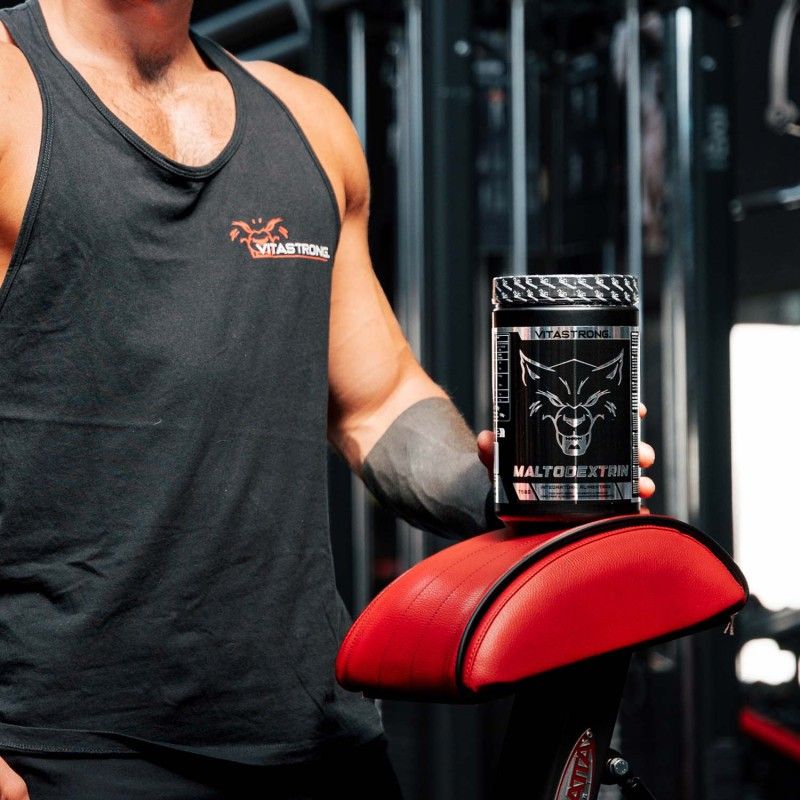 Personne tenant un pot de maltodextrine. Pot noir avec logo blanc.