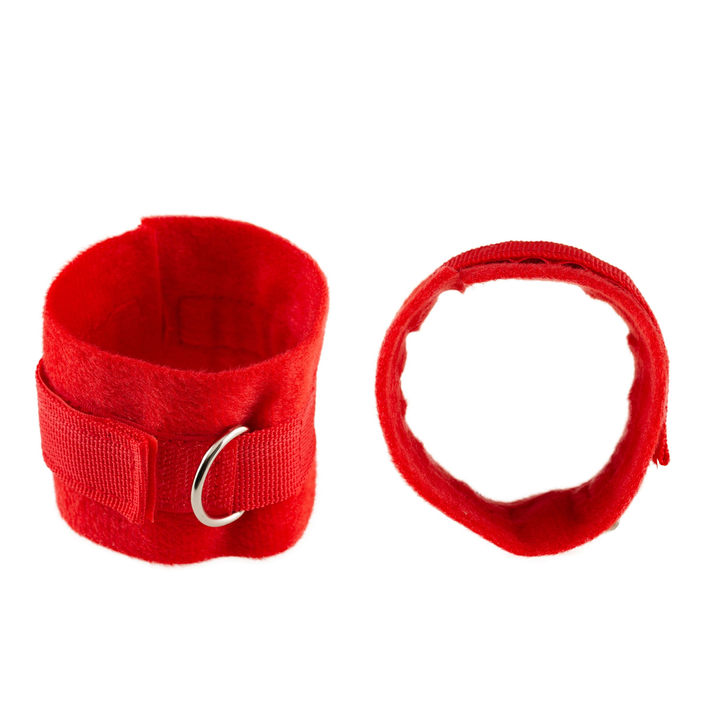 Twee rode stoffen handboeien met klittenbandsluiting en metalen ringen.