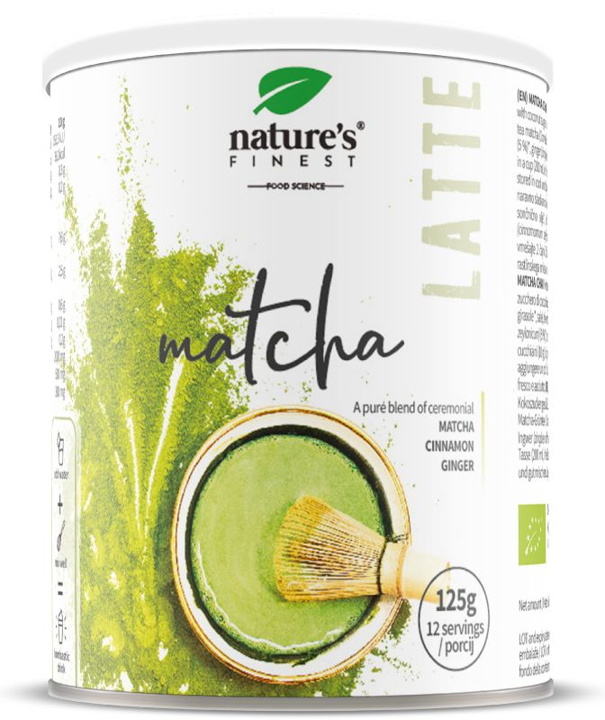 Witte matcha latte poeder in blik. Groen-witte etikettering met logo en productnaam. Matcha bereiding met garde.