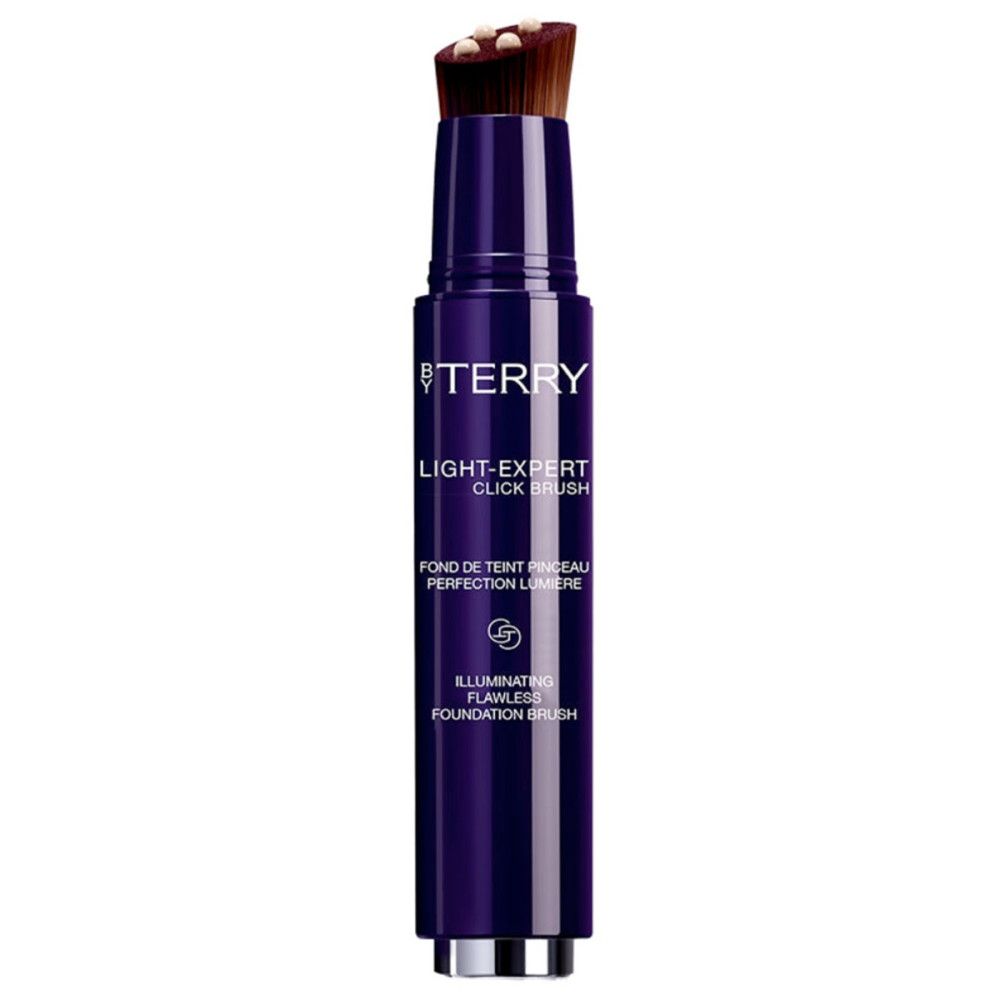 Applicateur de fond de teint By Terry Light-Expert Click Brush. Stylo bleu foncé avec embout pinceau et nom du produit.