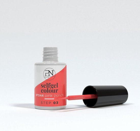 Flesje nagellak, wit-rood, met penseel en zwarte dop. Opschrift: selfgel colour, N°044 pink punch, STEP 03. PN-logo.