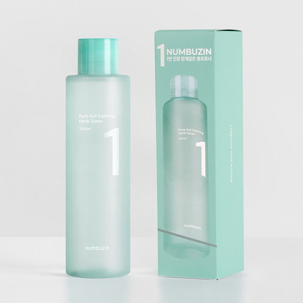 Flacon de toner et emballage. Inscription: Pure-full Calming Herb Toner, 1. Emballage turquoise avec image du produit.