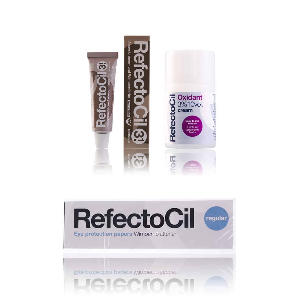 Set met wimperverf, crème en oogpads. De producten zijn verpakt in tubes, flessen en een doos.