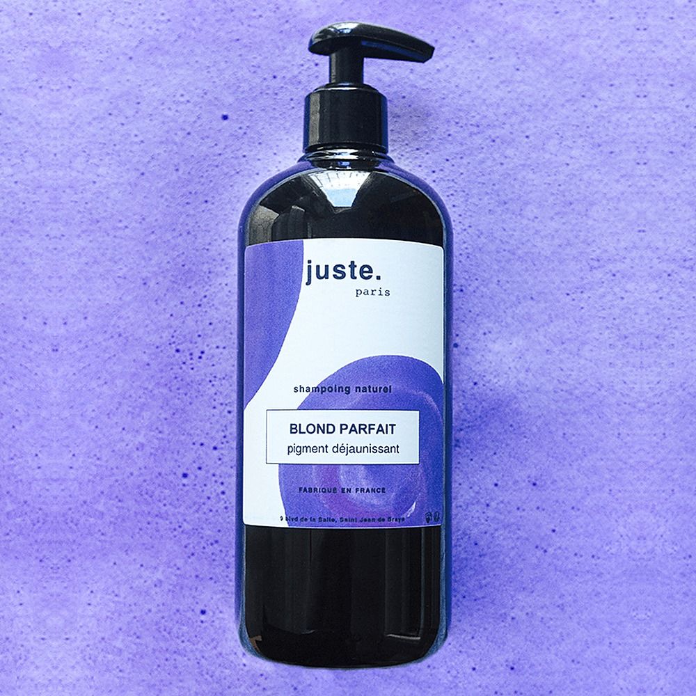 Bouteille avec distributeur à pompe noir, étiquette violette indiquant 'juste. paris blond parfait'.