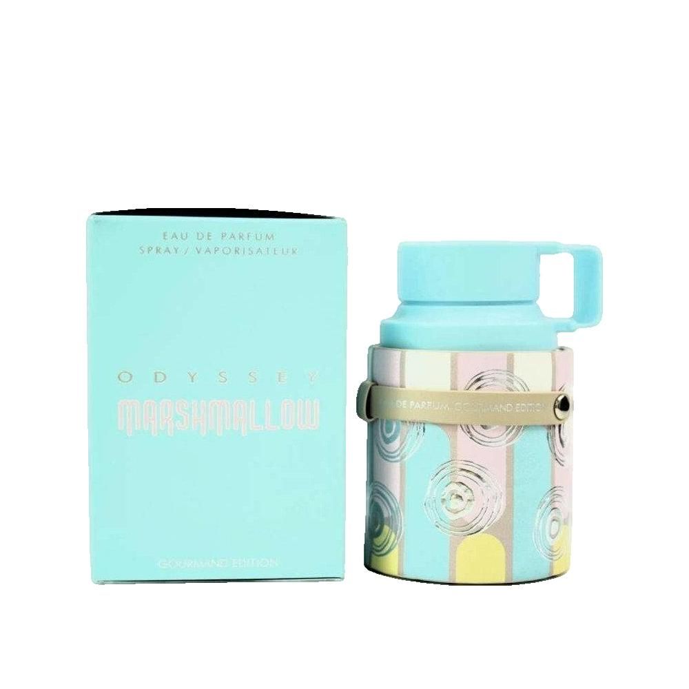 Lichtblauw parfum met pastelkleurige verpakking. Opschrift "Odyssey Marshmallow". Fles met handvat en band.