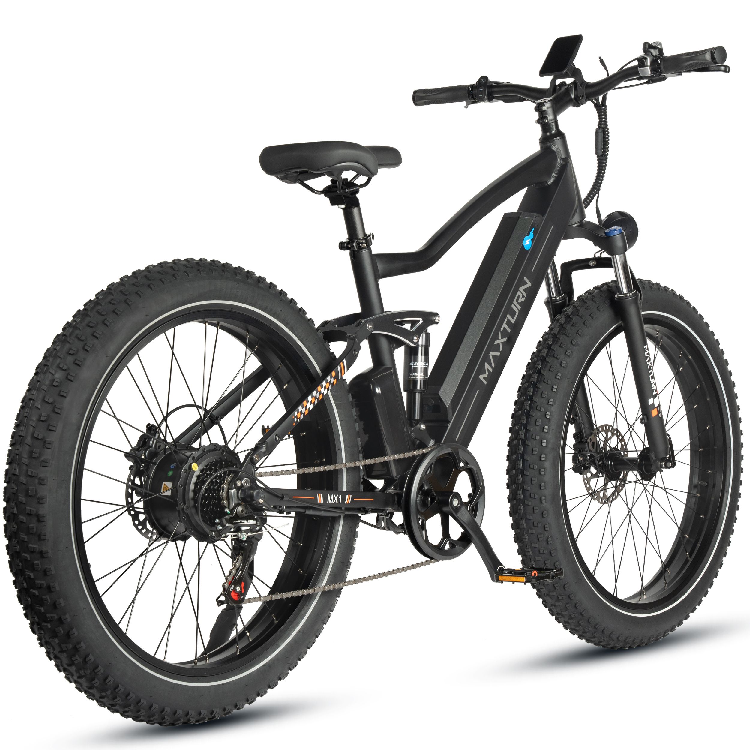 Zwarte elektrische fiets met brede banden. MAXTURN-logo op frame. Koplamp en display zichtbaar.