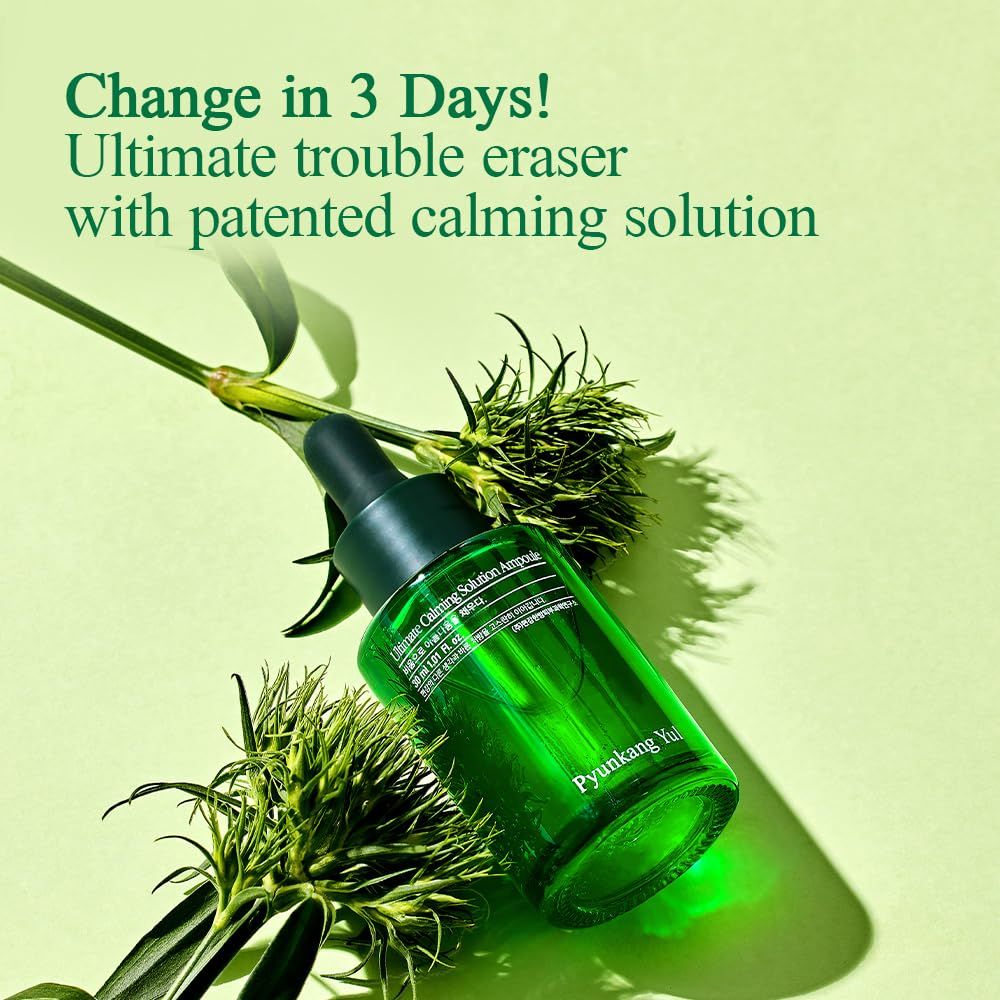 Ampoule verte avec pipette, entourée de branches de plantes vertes.