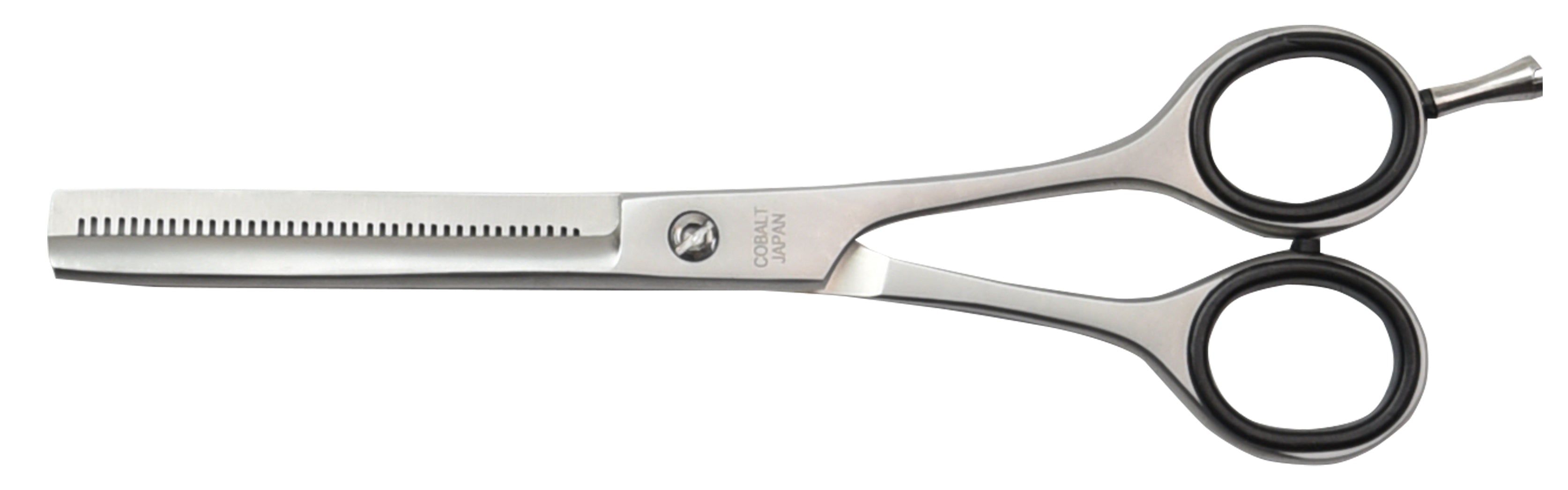 Kappersschaar, aan één kant getand. Zilverkleurig metaal. Zwarte vingergaten. Opschrift: COBALT JAPAN.