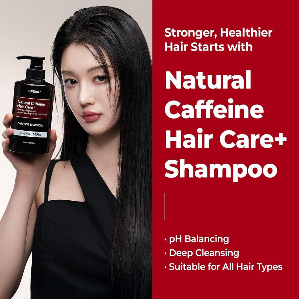 Vrouw met lang zwart haar houdt een fles KUNDAL Natural Caffeine Hair Care+ Shampoo vast.