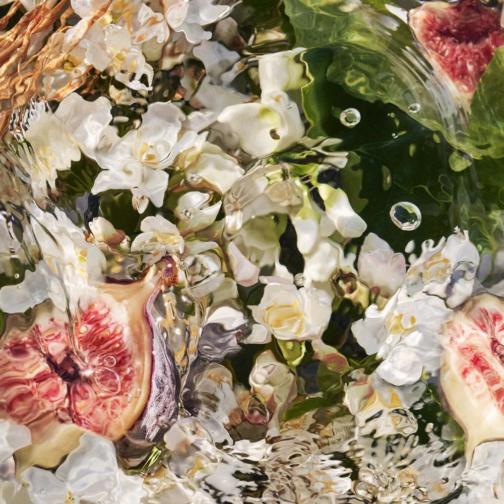 Gros plan de fleurs, de fruits et d'eau. Aucun produit ou marque visible.