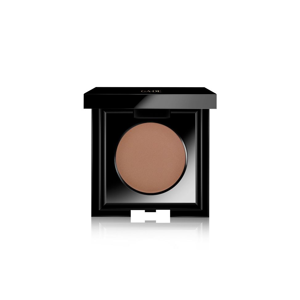 Palette de fard à paupières carrée noire avec fard à paupières marron. Le couvercle est ouvert. Le nom de la marque est visible en haut.