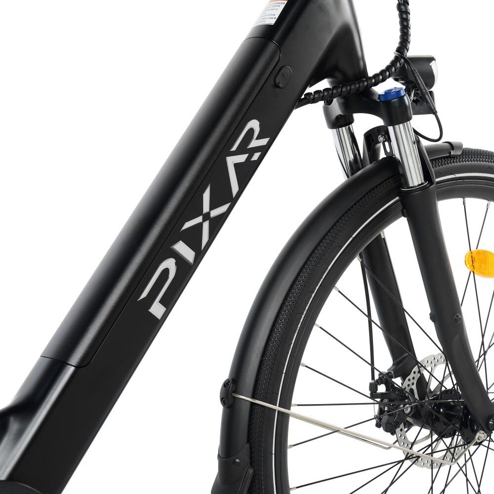 Gros plan sur le cadre d'un vélo électrique noir avec l'inscription PIXAR. La roue avant et le garde-boue sont également visibles.
