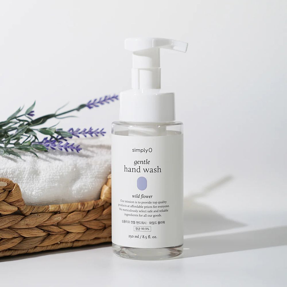 Flacon transparent avec pompe blanche. Inscription: simplyO gentle hand wash, wild flower. Panier avec serviette et brin de lavande.
