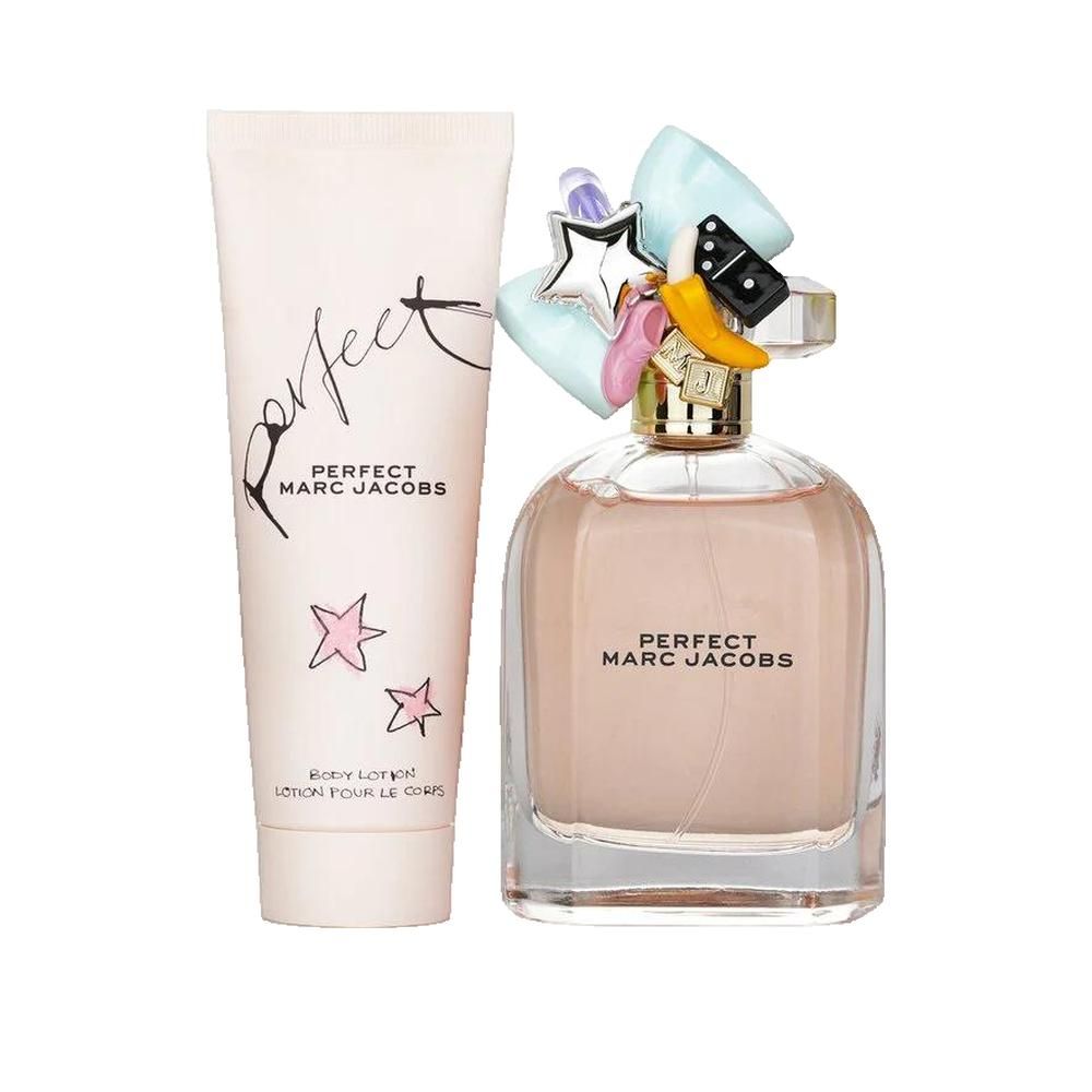 Parfumfles en bodylotion naast elkaar. Fles met kleurrijke versieringen. Bodylotion met sterren en tekst.