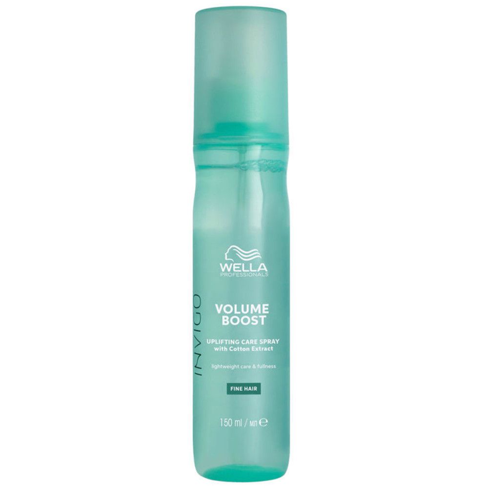 Turquoisekleurige sprayfles. Opschrift: Wella, Volume Boost, Invigo. Voor fijn haar. Bevat 150 ml.
