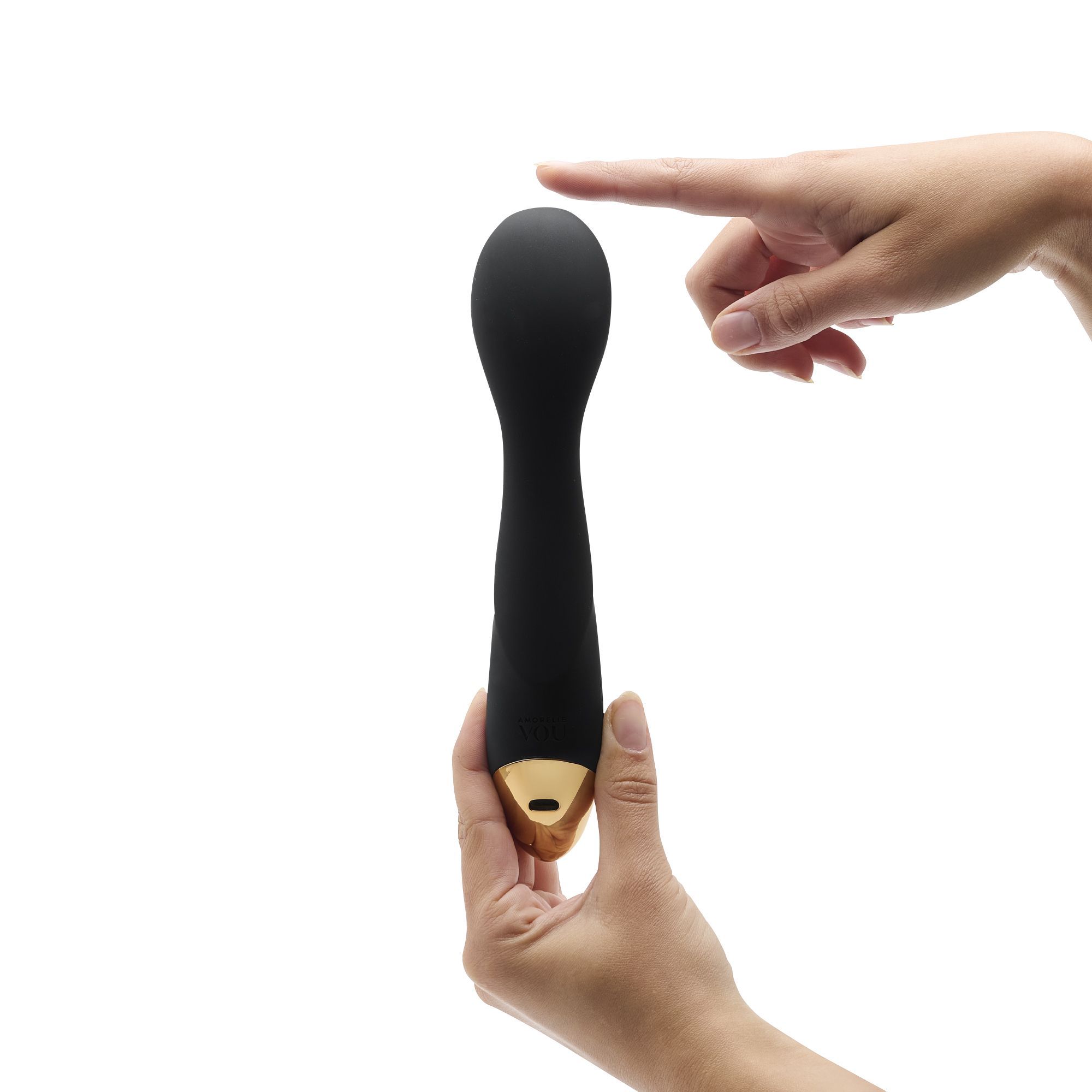 Donkerblauwe massage wand met gouden kop. Handen houden de wand vast. Een vinger raakt de wand aan.