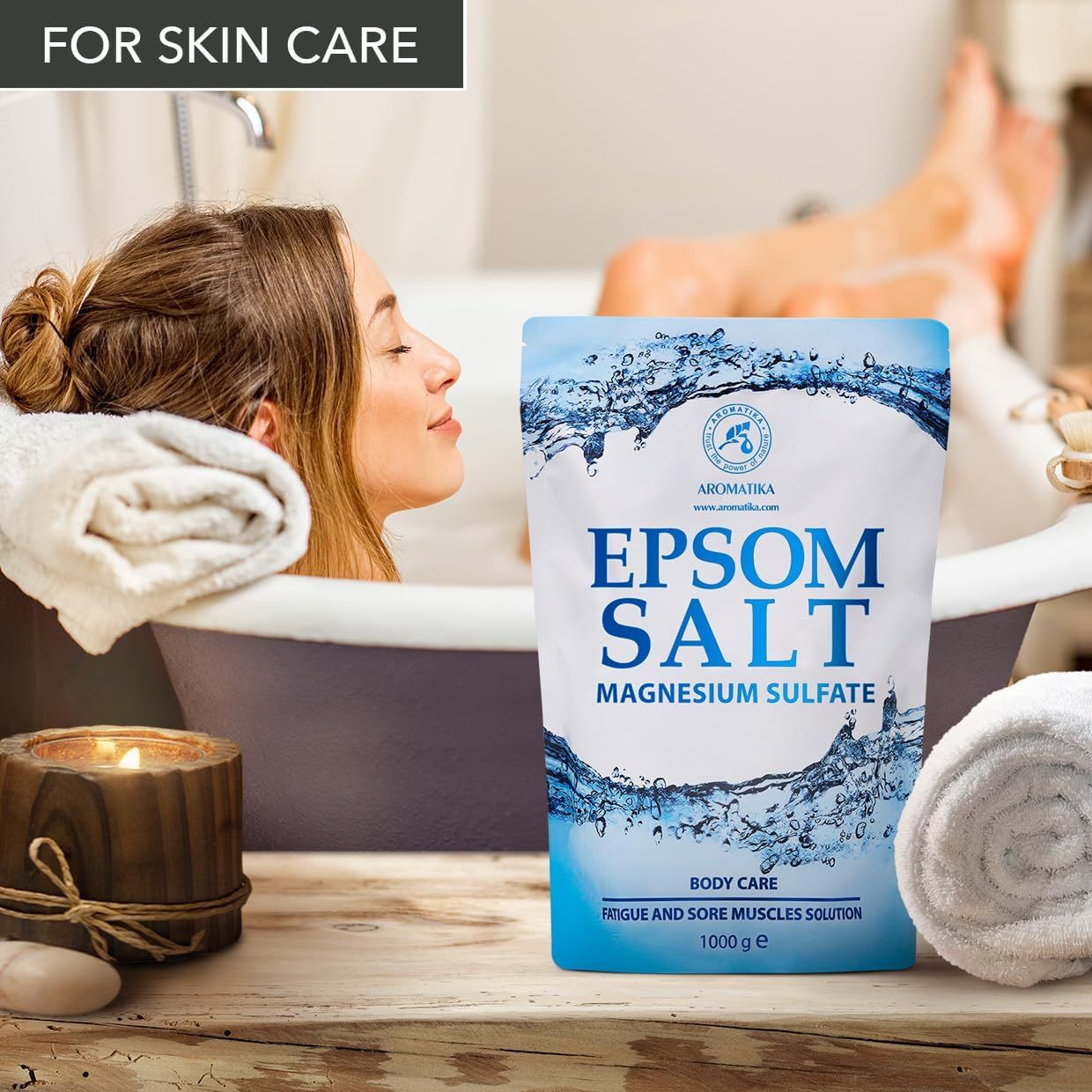 Femme se détendant dans une baignoire avec bougie et sachet de sel d'Epsom AROMATIKA.
