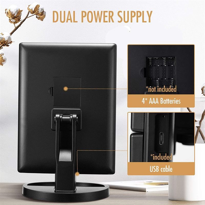 Dos d'un miroir pliable noir avec éclairage LED. Compartiment à piles pour 4 piles AAA. Port USB.