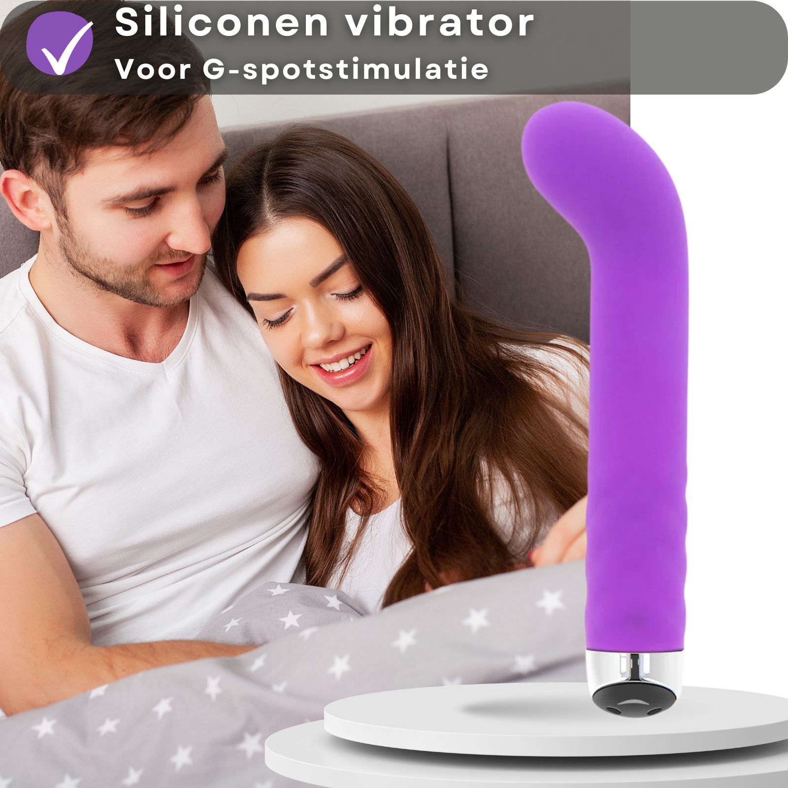 Paarse vibrator. Tekst: siliconen, G-spot stimulatie. Koppel in bed. Op sokkel.