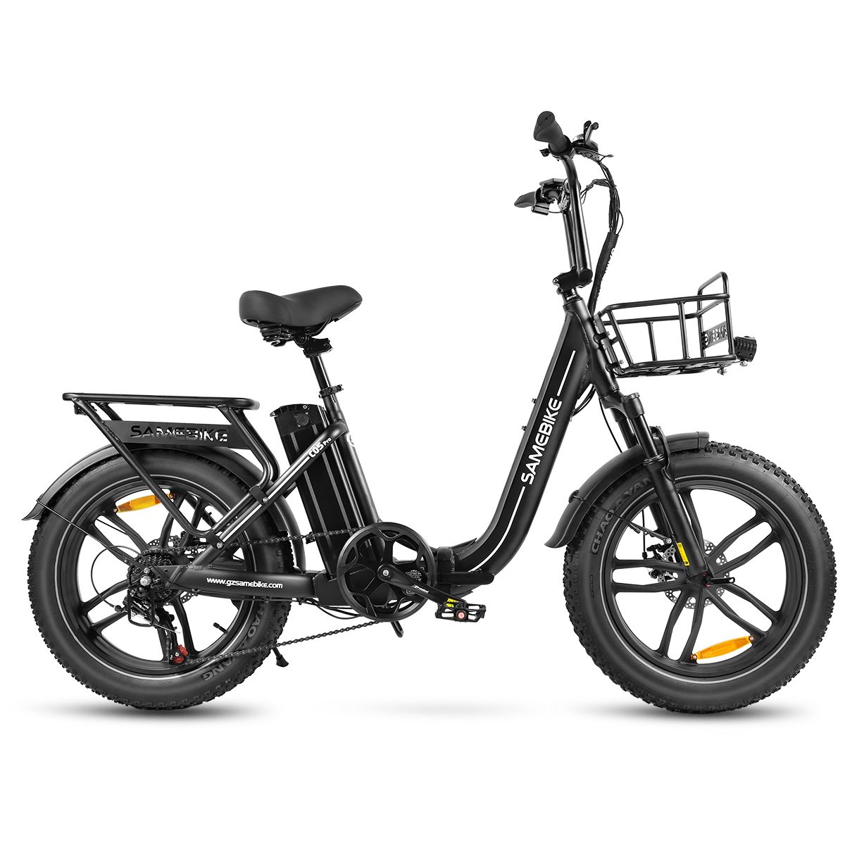 Zwarte SAMEBIKE C05 Pro e-bike met mand, bagagedrager en brede banden. Merk zichtbaar.