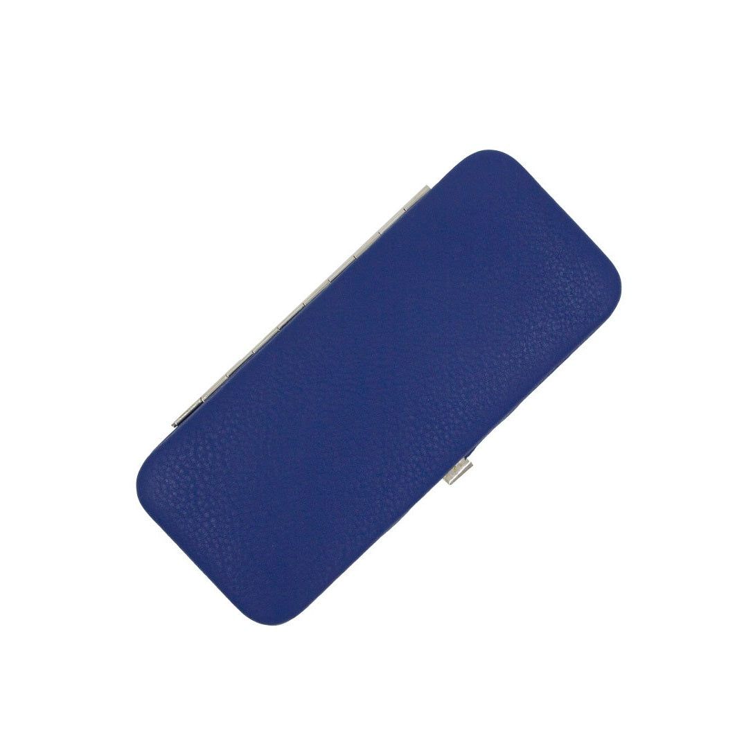 Étui de manucure bleu en similicuir, fermé. Forme rectangulaire avec fermeture argentée.
