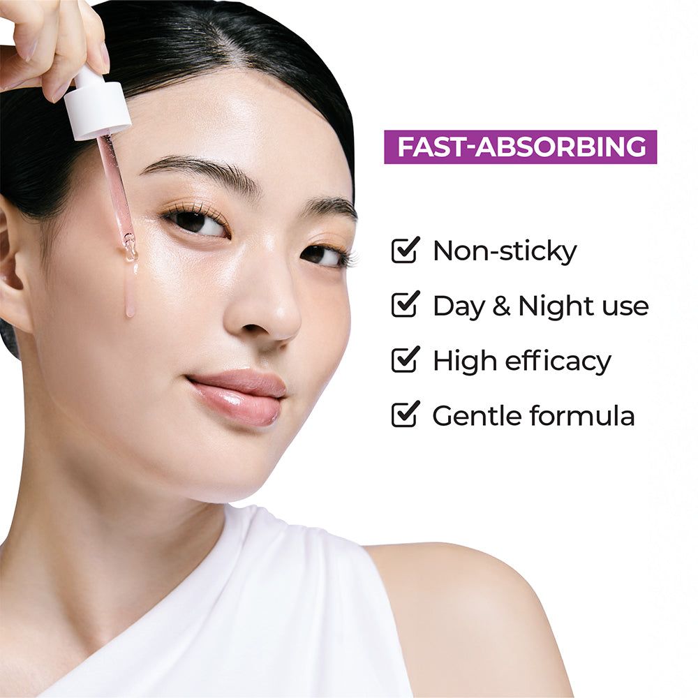 Een pipet met roze serum wordt op het gezicht van een vrouw aangebracht. Kenmerken: Niet-plakkerig, Dag & Nacht gebruik, Hoge werkzaamheid, Zachte formule.