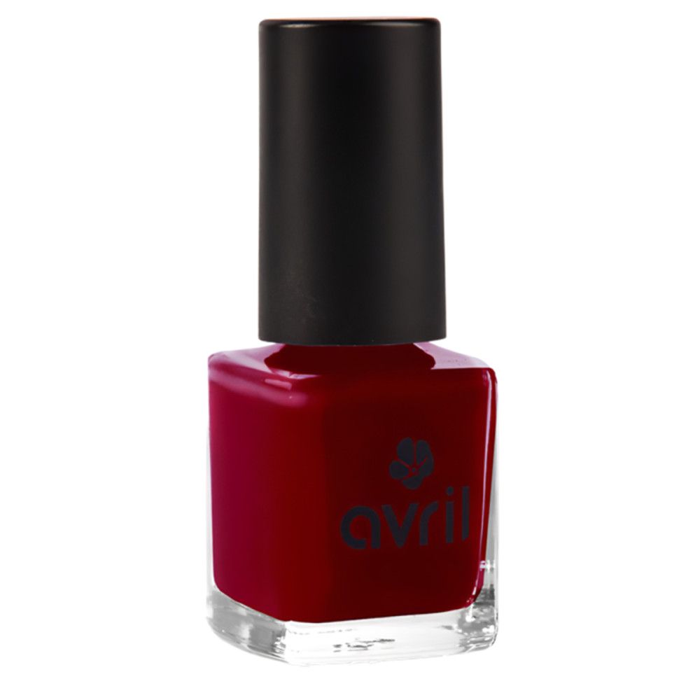 Rode nagellakfles met zwarte dop. Vierkante vorm, productnaam zichtbaar.