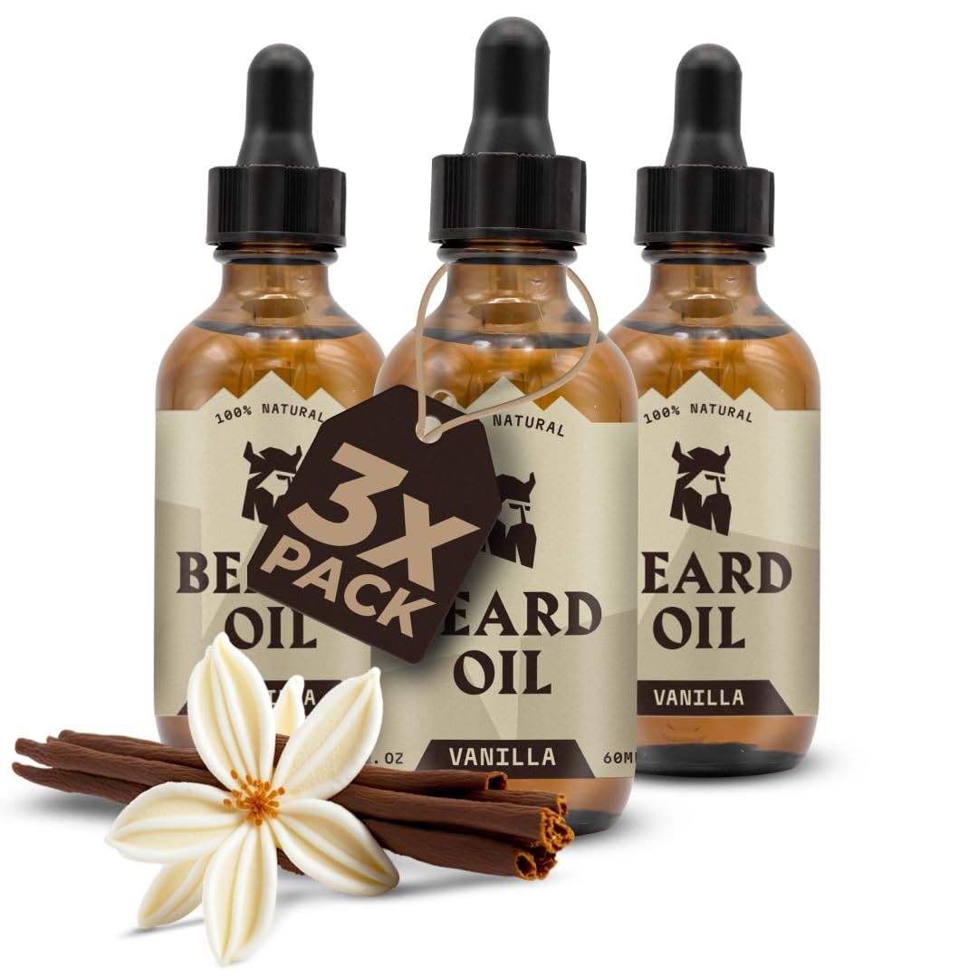Trois flacons d'huile à barbe avec étiquette "3X PACK". Inscription "BEARD OIL VANILLA". Fleurs et bâtons de cannelle à côté.
