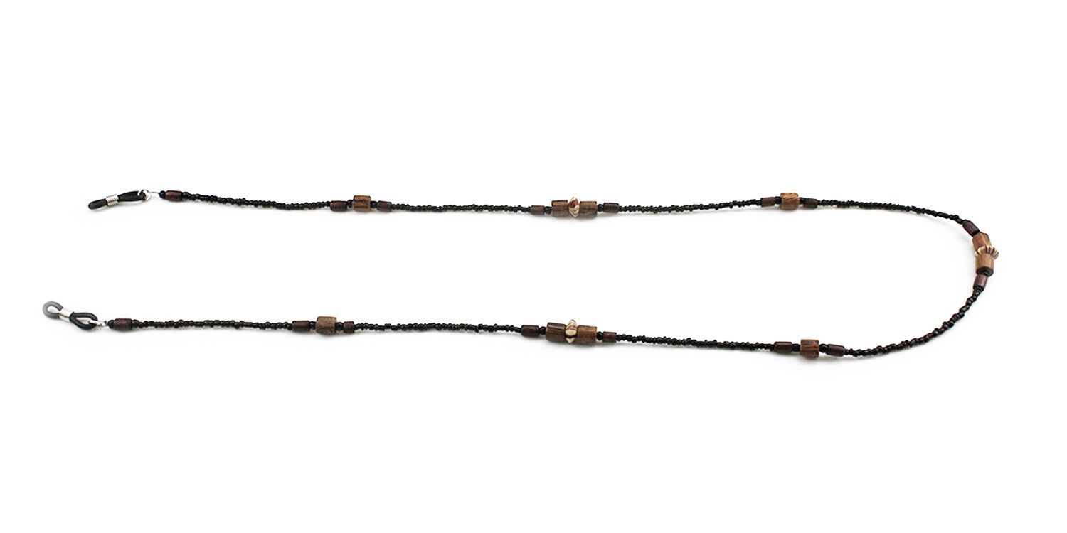 Cordon à lunettes noir avec perles et perles en bois. Attaches métalliques pour lunettes. Fond blanc.