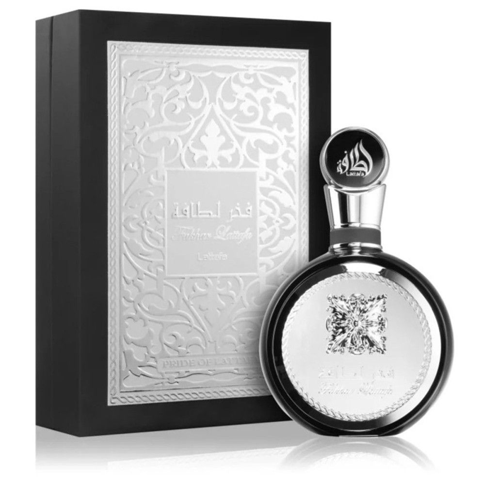 Flacon de parfum noir avec garniture argentée et emballage. Inscription en caractères arabes.