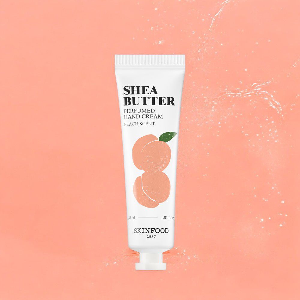 Tube blanche de crème pour les mains SKINFOOD Shea Butter parfum pêche. Illustration de pêches. Fond rose.