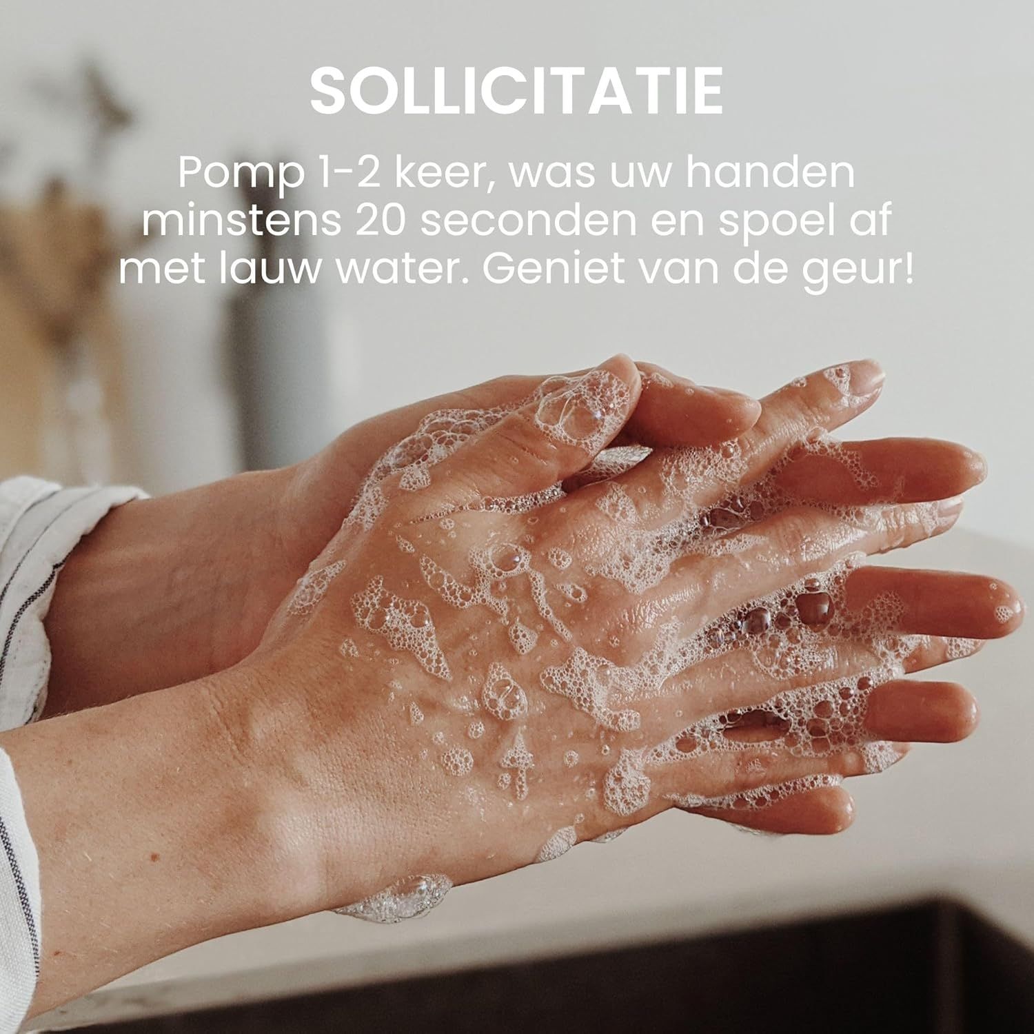 Handen met zeepsop