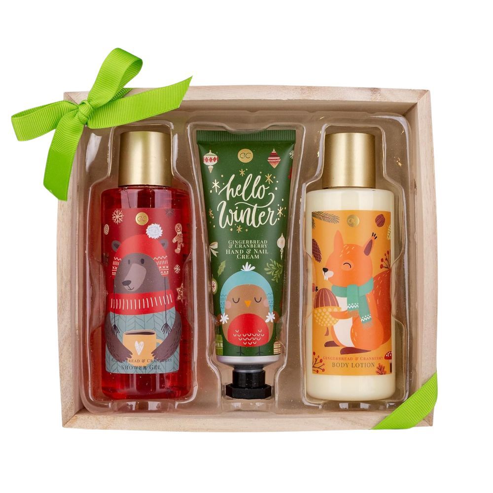 Geschenkset met douchegel, bodylotion en handcrème in houten kist. Winterse illustraties met beer, vos en vogel. Groene strik.