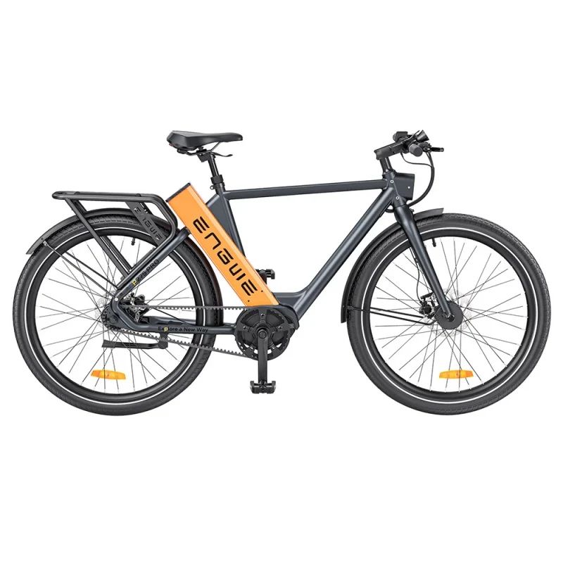 Donkergrijze e-bike met oranje batterij. Zwarte banden, bagagedrager, spatborden. Merk ENGWE op de batterij.