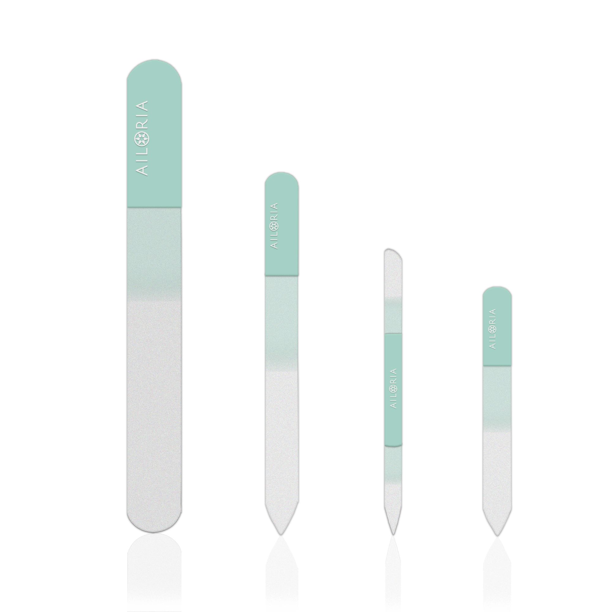 Quatre limes à ongles en verre de différentes tailles. Les limes ont une poignée vert clair et une surface de limage transparente. Le nom de la marque est visible.