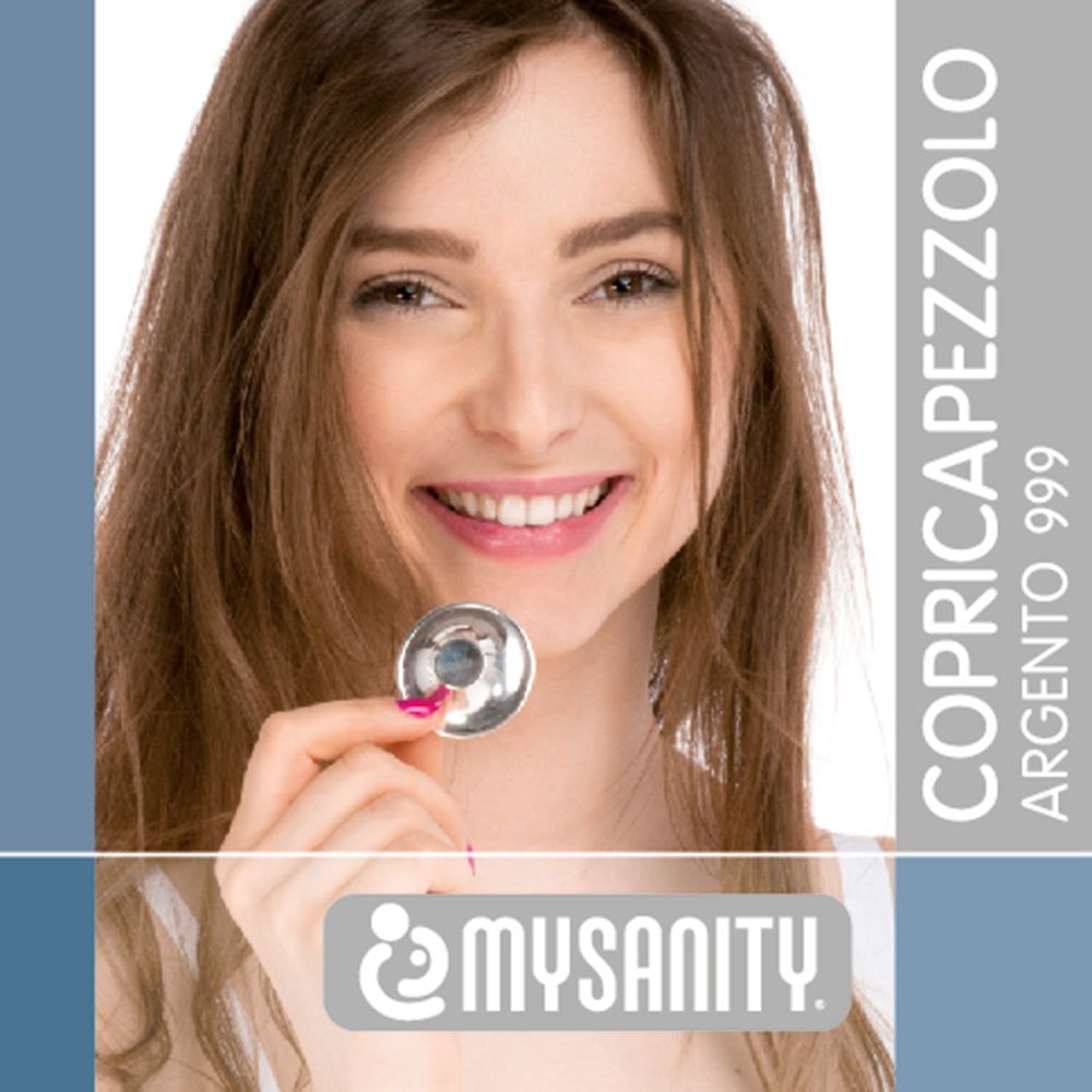 Vrouw houdt zilveren tepelbeschermer vast. Logo MYSANITY. Tekst: COPRICAPEZZOLO ARGENTO 999.