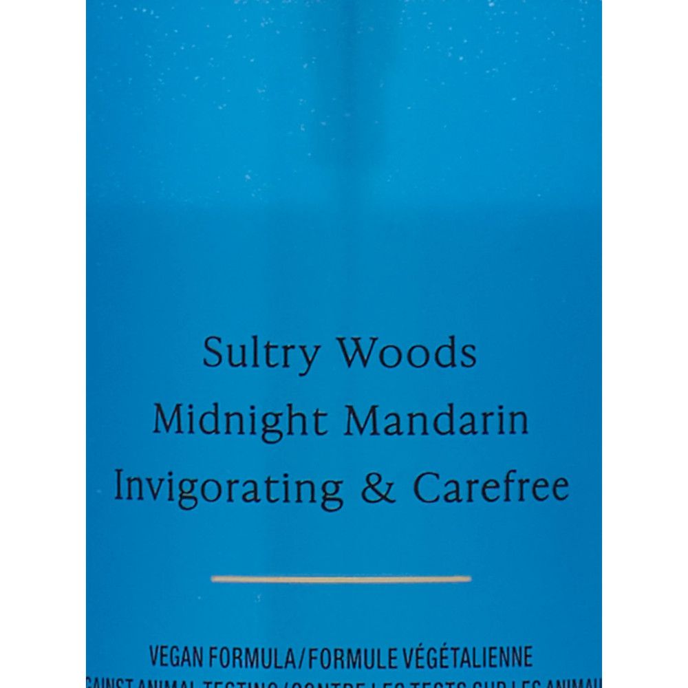 Flacon bleu avec texte 'Victoria's Secret Rush'. Inscriptions : 'Sultry Woods', 'Midnight Mandarin', 'Invigorating & Carefree'.
