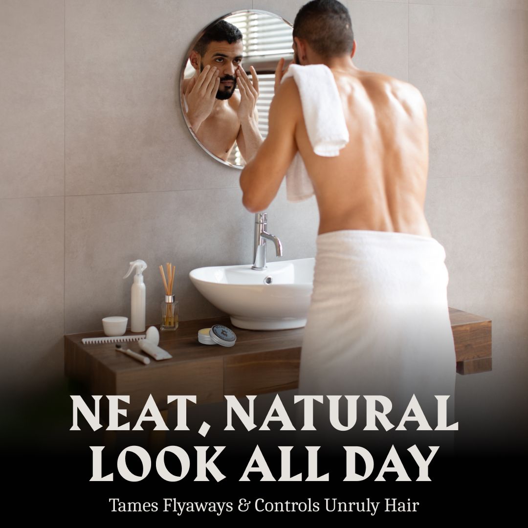 Homme dans la salle de bain arrange sa barbe devant le miroir.