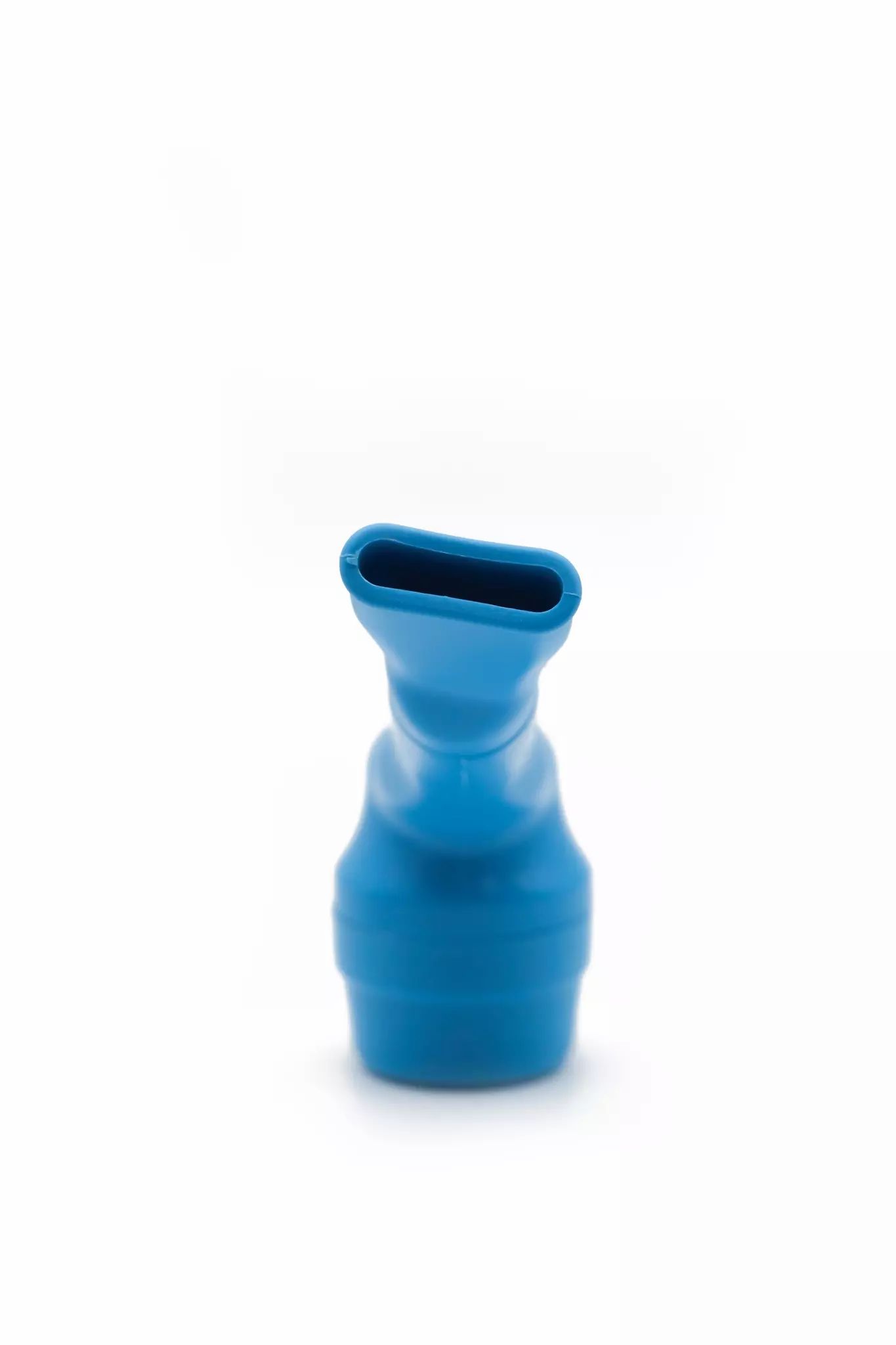 Embout buccal d'un appareil de thérapie respiratoire bleu.