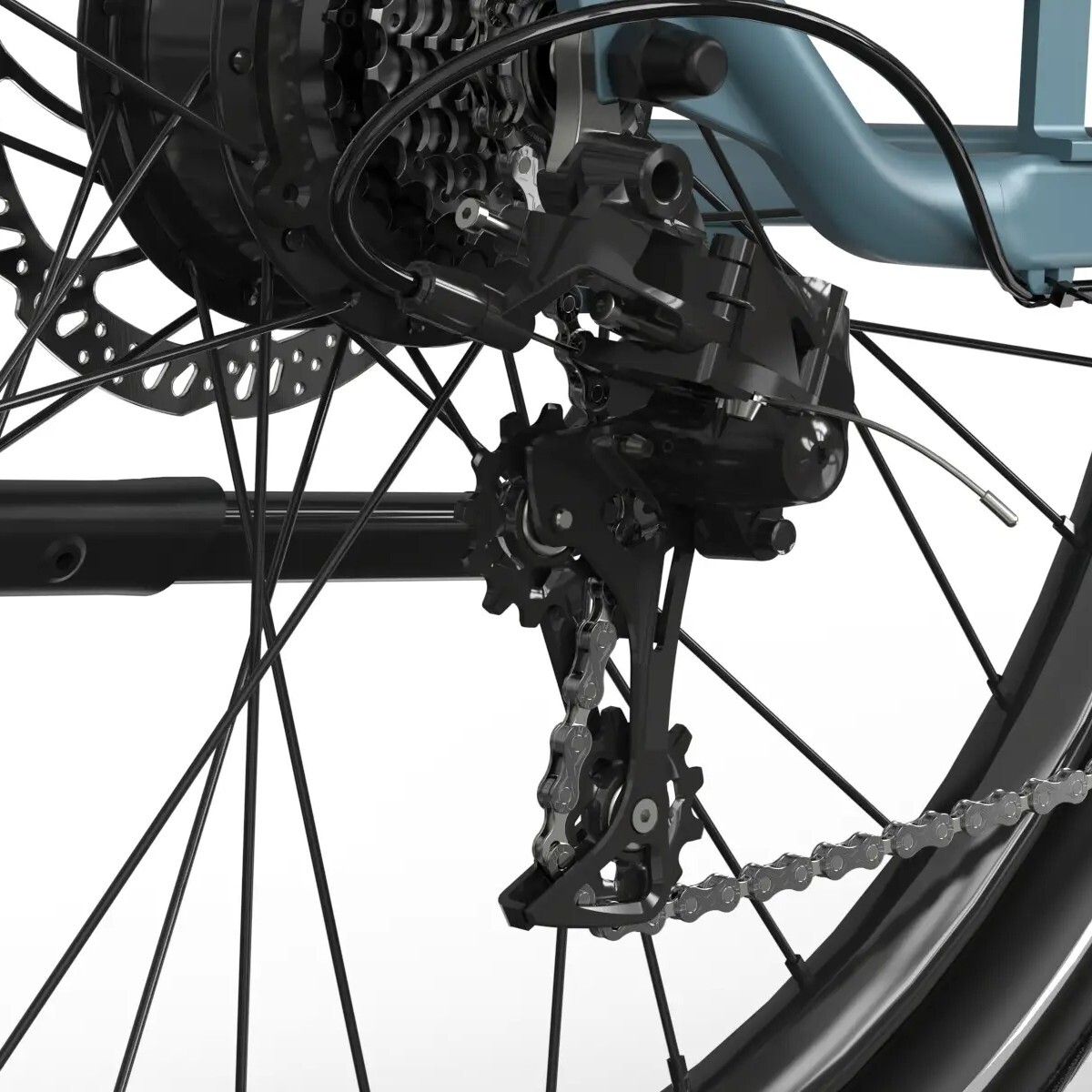 Gros plan de la roue arrière d'un vélo électrique. Engrenages noirs, chaîne et disque de frein.
