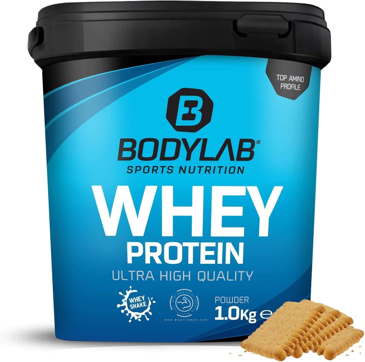 Blauwe emmer Bodylab24 Whey Protein Pulver, Butterkeks. Opschrift: Whey Protein, 1,0 kg e. Naast boterkoekjes.