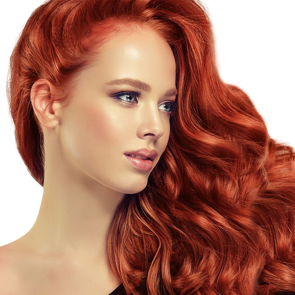 Portret van een vrouw met rood, golvend haar. Het haar bedekt de schouders en een deel van het gezicht.