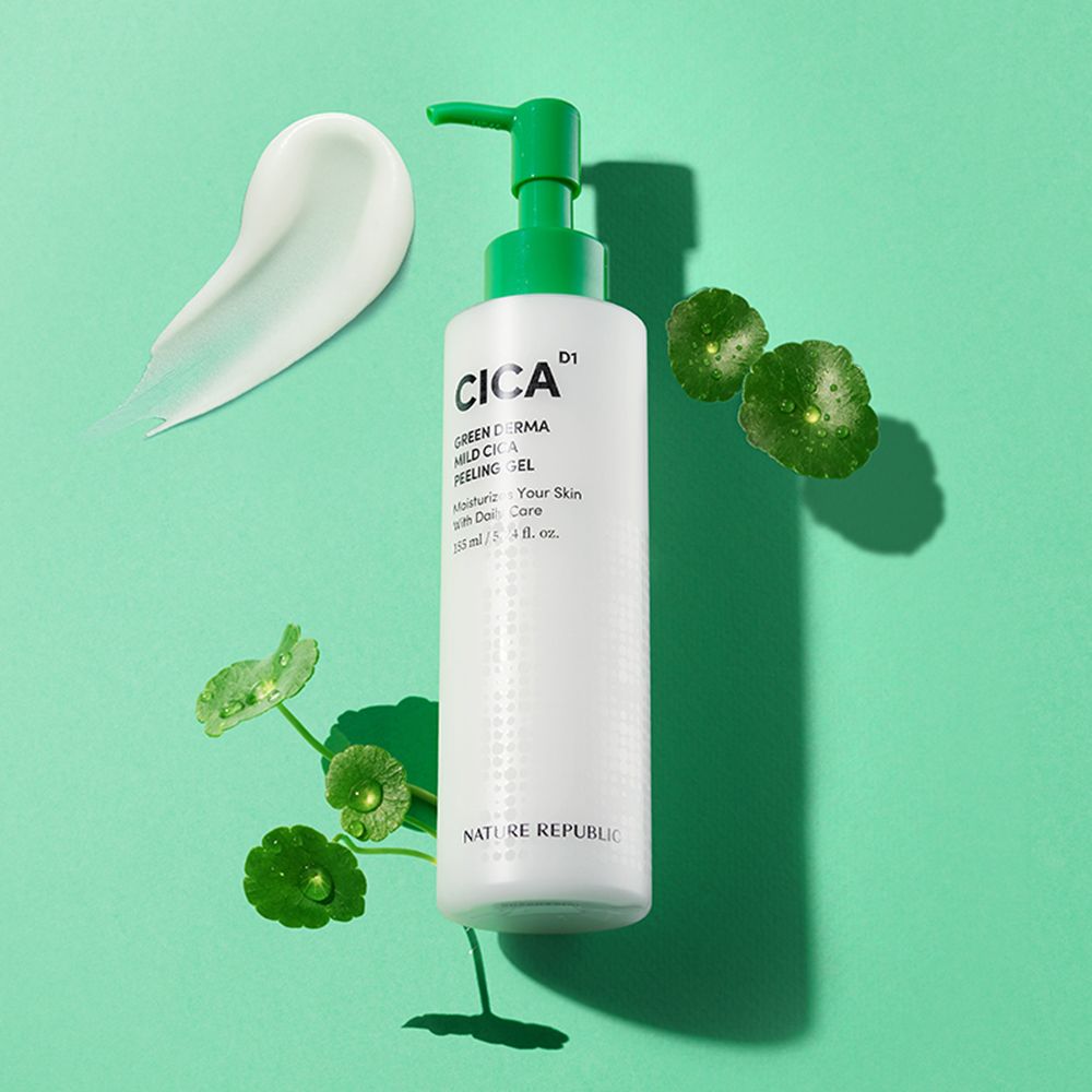 Flacon blanc avec pompe verte. Inscription CICA D1, GREEN DERMA MILD CICA PEELING GEL. NATURE REPUBLIC. Avec goutte et feuilles.