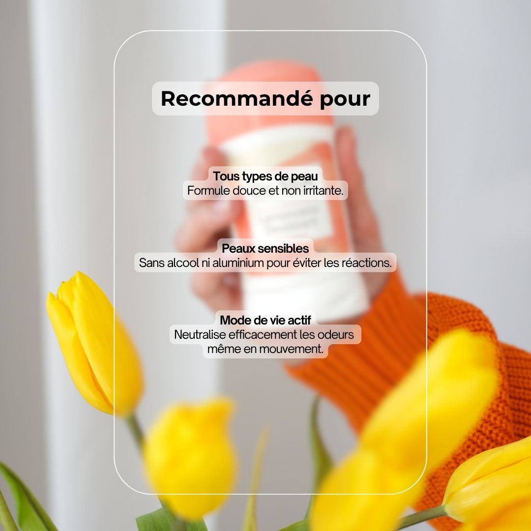 Main tenant un stick de déodorant. Texte : Recommandé pour : Tous types de peau, peaux sensibles, modes de vie actifs. Tulipes jaunes.
