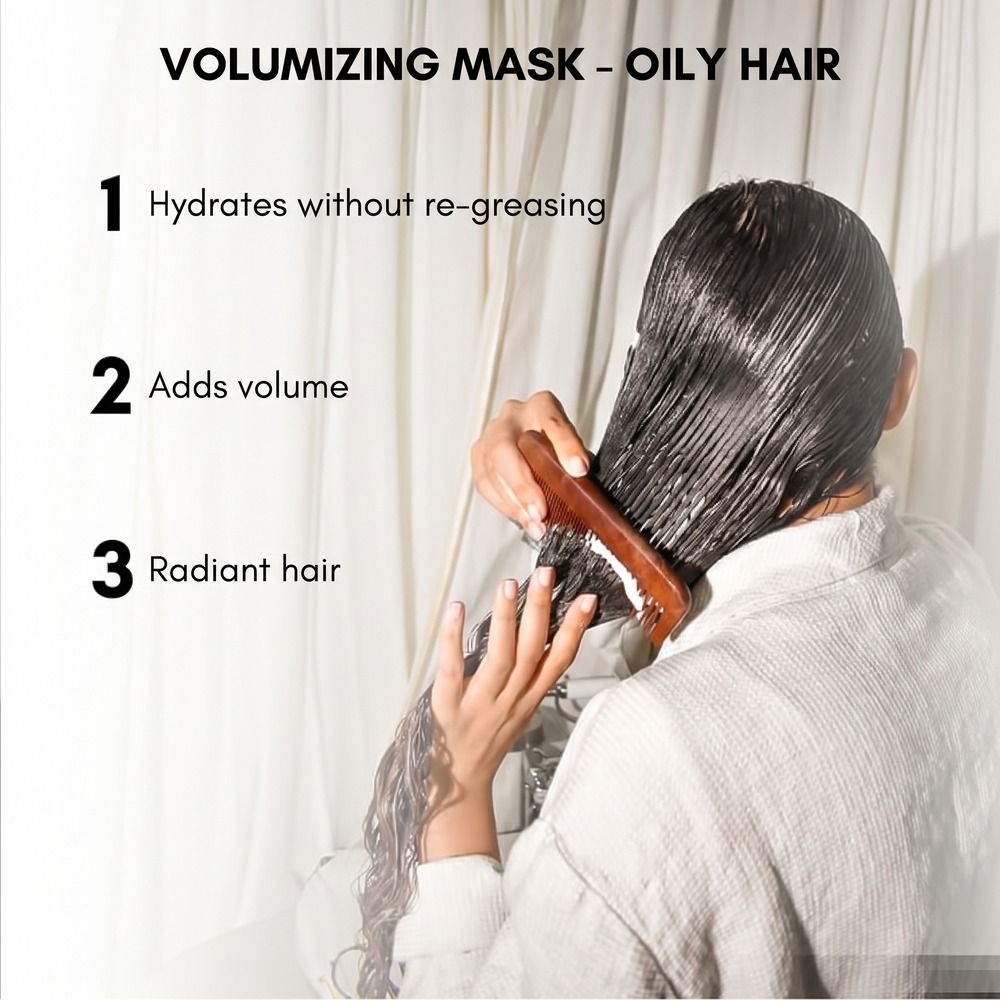 Een persoon kamt nat haar met een wit masker erop. Tekst: 'VOLUMIZING MASK - OILY HAIR'.
